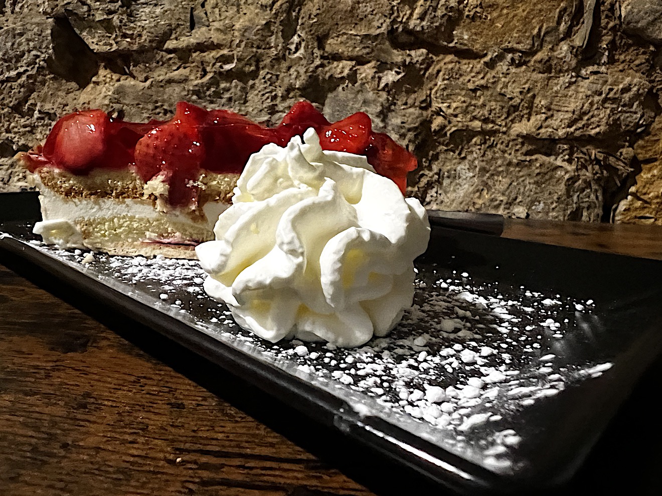 Erdbeerkuchen mit Sahne im Friedrich