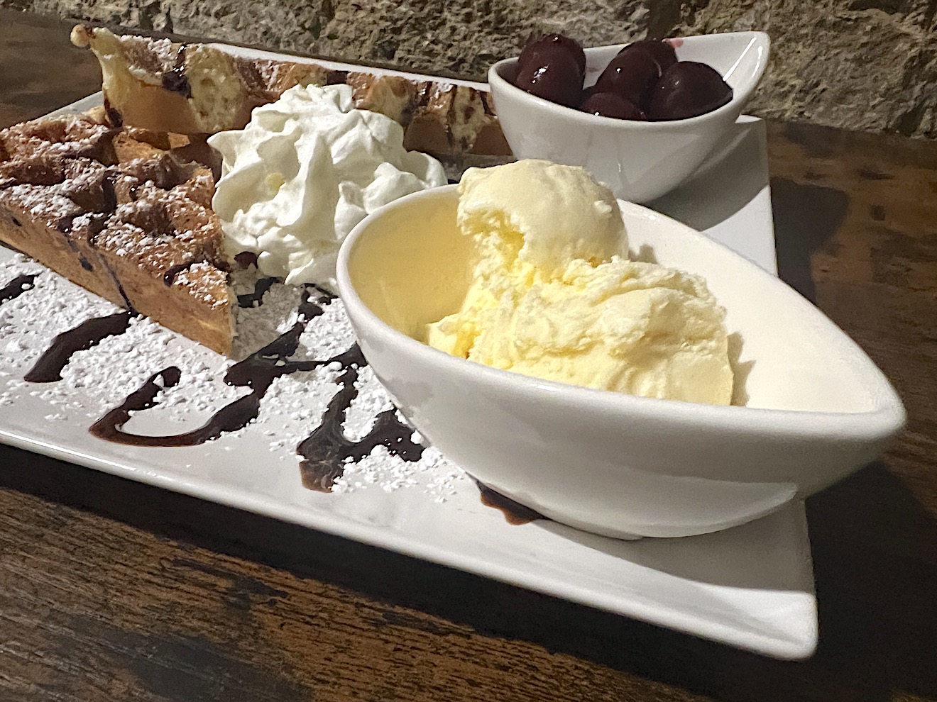 Belgische Waffel mit Eis, Kirschen und Sahne